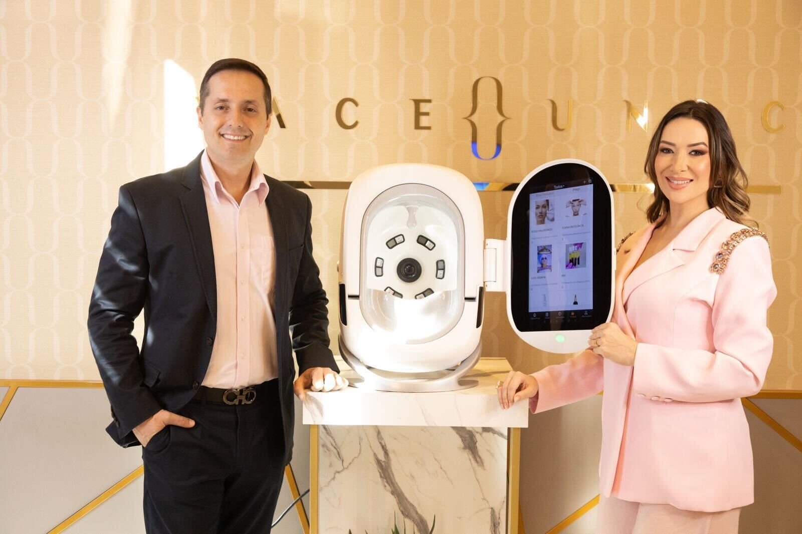 Profissionais da Face Unic ao lado do equipamento de análise facial